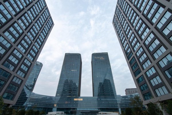 配资网app官方最新版本介绍 恒隆集团2023：万亿身家背后的三重战略密码